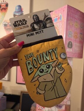 Star Wars The Mandalorian Yellow Grogu 'The Bounty' Mini Mitt